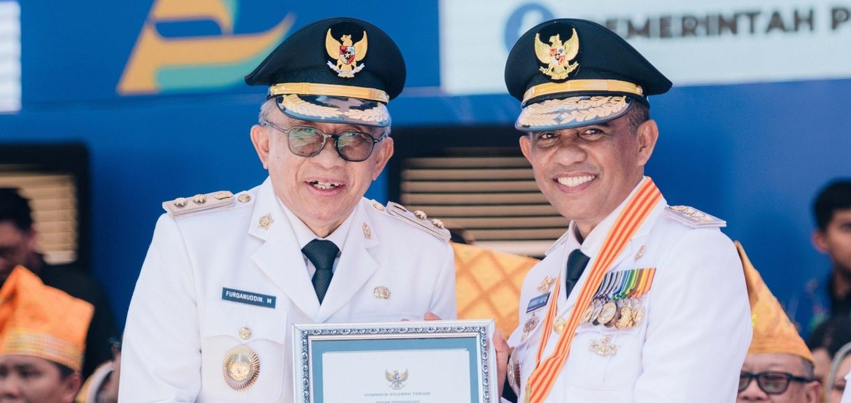 Pemkab Banggai Terima Penghargaan UHC Kategori Pratama pada Peringatan HUT ke-61 Provinsi Sulawesi Tengah
