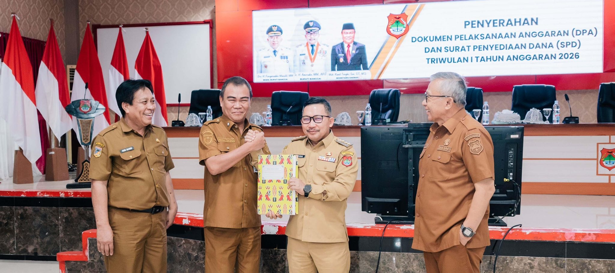 *Serahkan DPA Perangkat Daerah, Bupati Amirudin Imbau Agar Pelaksanaan Program Kegiatan Dipercepat*
